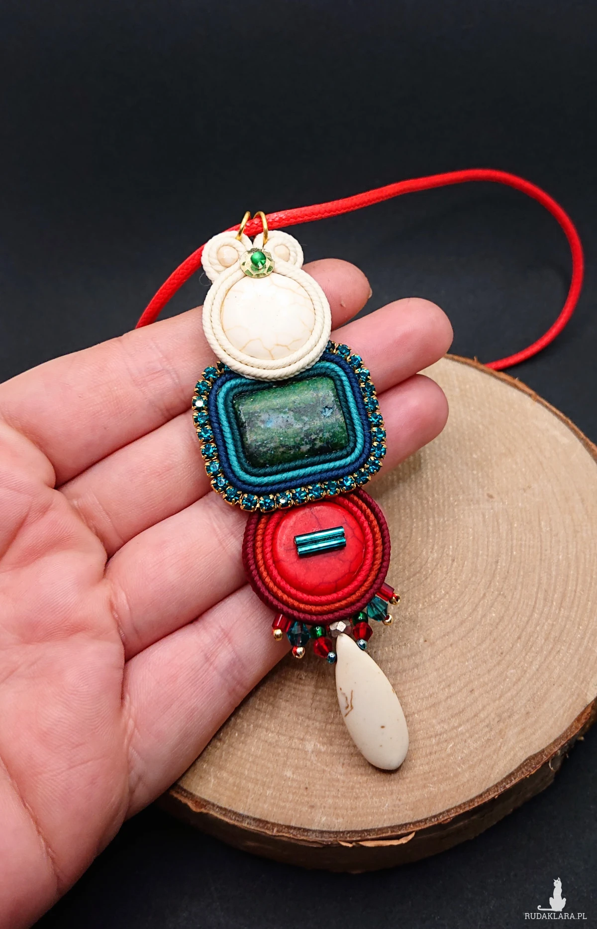 Wisior sutasz z kamieniami